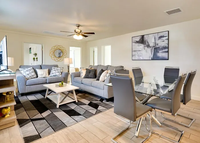 Holiday home 2 Mi To Of Arizona: Urban Escape Tucson